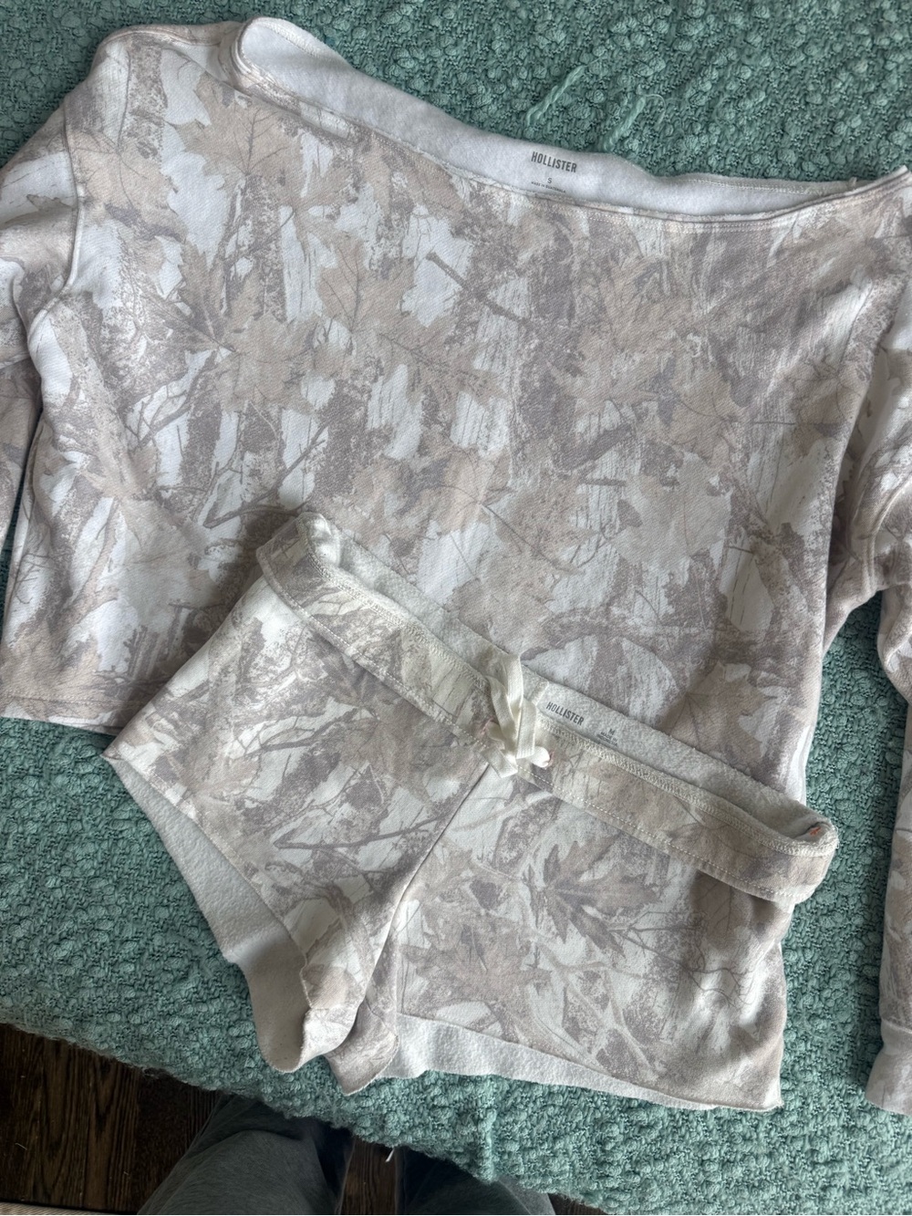 Hollister Two-Piece Cream & Tan Loungewear Set camo set top s bottoms medium